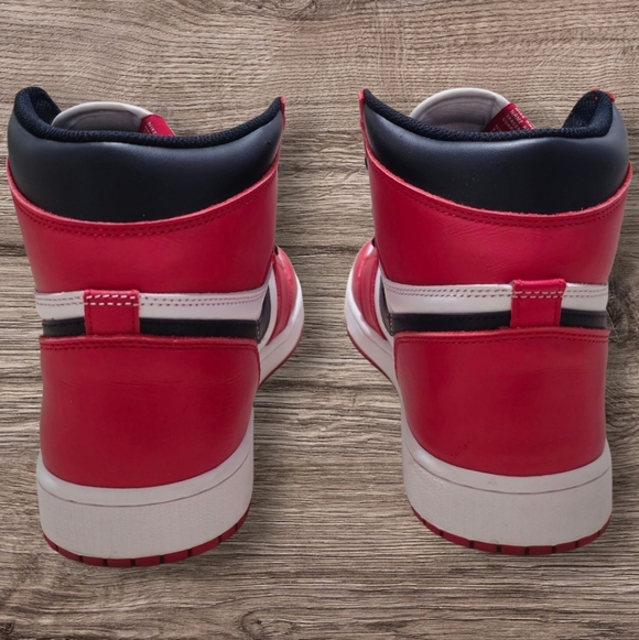 Used Air Jordan 1 Retro High OG 'Chicago' (2015) - Size 12 - 555088-101 - Picture 5 of 9